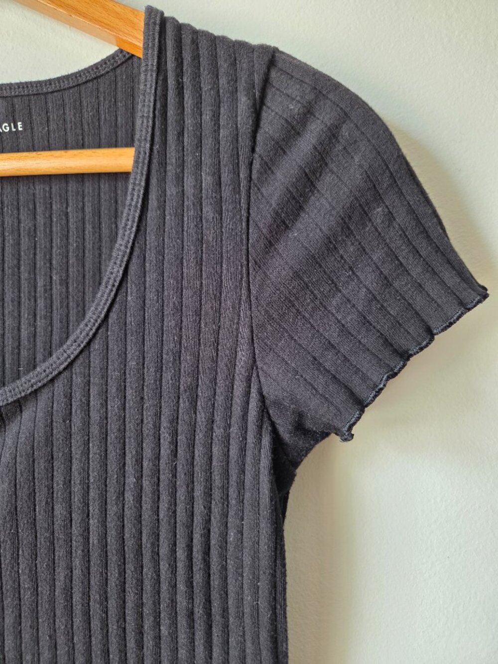 EUC AMERICAN EAGLE RIBBED SCOOP NECK TEE BUTTONED SIZE SMALL - Picture 4 of 12
